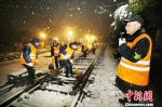 1月30日晚，苏皖地区降雪，徐州机务段干部职工连夜清除机车整备场道岔上的积雪。　李文伟 摄 - 江苏新闻网