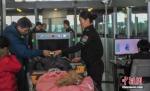 资料图：机场安检中心工作人员在安检旅客物品。中新社记者 于海洋 摄 - 新浪江苏