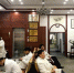 图为扬州“老字号”紫罗兰美发厅，老规矩没有变，男女理发区域依旧区分开来。　崔佳明　摄 - 江苏新闻网