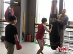 马国伦向孩子们传授拳击技巧。　钟升 摄 - 江苏新闻网