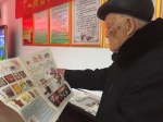 老人在读“猪报”。 - 新浪江苏