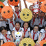 2018年9月10日是中国第34个教师节，江苏扬州一小学的学生们通过自己动手绘制“笑脸”贺卡，向老师送上别样的祝福。（资料图） 孟德龙 摄 - 江苏新闻网