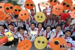 2018年9月10日是中国第34个教师节，江苏扬州一小学的学生们通过自己动手绘制“笑脸”贺卡，向老师送上别样的祝福。（资料图） 孟德龙 摄 - 江苏新闻网