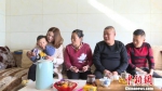 常年在新疆工作的王刚和家人回到新家过新年。　睢宣　摄 - 江苏新闻网