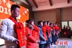 在社区春晚现场，数十位乡村电商创业村民受到表彰。　朱志庚 摄 - 江苏新闻网