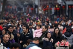 每逢元宵节，数十万游客涌入南京夫子庙景区观灯。图为在新春期间，景区游人如织。　泱波　摄 - 江苏新闻网