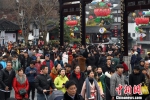 每逢元宵节，数十万游客涌入南京夫子庙景区观灯。图为在新春期间，景区游人如织。　泱波 摄 - 江苏新闻网
