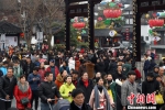 　每逢元宵节，数十万游客涌入南京夫子庙景区观灯。图为在新春期间，景区游人如织。　泱波 摄 - 新浪江苏