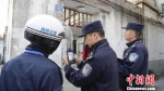图为网格检查深入街巷。江苏警方 供图 - 江苏新闻网