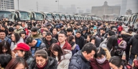 23日，“2019春晓行动大型联动看房团”在南京启动，65辆大巴满载3000多名意向买房人，分赴南京14条线路、72家售楼处，了解市场动向。　刘智伟　摄 - 江苏新闻网