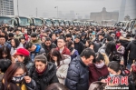 23日，“2019春晓行动大型联动看房团”在南京启动，65辆大巴满载3000多名意向买房人，分赴南京14条线路、72家售楼处，了解市场动向。　刘智伟　摄 - 江苏新闻网