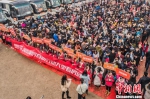 23日，“2019春晓行动大型联动看房团”在南京启动，65辆大巴满载3000多名意向买房人，分赴南京14条线路、72家售楼处，了解市场动向。　刘智伟 摄 - 江苏新闻网