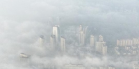 24日，南京的阴霾达到上轮“巅峰”，整个城市“腾云驾雾”。　泱波　摄 - 江苏新闻网