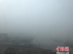 25日，南京雾霾持续。清早的长江边，雾气腾腾。　杨颜慈 摄 - 江苏新闻网