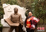 “中国好人”孟庆喜与自己的塑像合影。 - 江苏新闻网