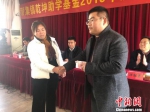 卞乾坤母亲强忍悲痛将捐款交给基金负责人。　刘林　摄 - 江苏新闻网