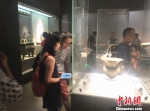 图为市民参观南京博物院。　杨颜慈　摄 - 江苏新闻网