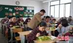 南京钟英中学的校长走进教室与学生一起吃中饭。　葛勇 摄 - 江苏新闻网