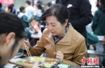 国家教育部门要求，从四月一日起，中小学幼儿园应建立集中用餐陪餐制度。　平保南 摄 - 江苏新闻网