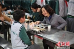 陪餐也成了不少学校负责人和学生交流的好机会。　平保南 摄 - 江苏新闻网