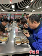 南京学校已经陆续要求学校负责人每天陪餐。　平保南 摄 - 江苏新闻网