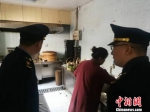 平江街道市场监管局对“食荤者”后厨进行检查。　姑苏区委宣传部摄 - 新浪江苏