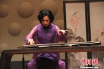 图为乔珊现场弹奏古琴经典曲目。　崔佳明 摄 - 江苏新闻网