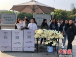 清明假期期间，纪念馆举行了捐款献花活动，所得款项将用于改善南京大屠杀幸存者生活。　朱晓颖　摄 - 江苏新闻网