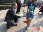 清明假期期间，纪念馆举行了捐款献花活动，所得款项将用于改善南京大屠杀幸存者生活。　朱晓颖 摄 - 江苏新闻网