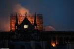 被大火笼罩的巴黎圣母院。 - 新浪江苏