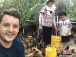 马克斯在农场里还创建了鸡苗养殖场。　受访者供图 - 江苏新闻网
