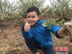 马克斯的儿子卢卡斯在蓝莓园玩耍。　徐珊珊 摄 - 江苏新闻网