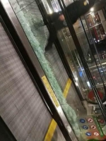 虹桥机场玻璃被粉丝挤碎了。 - 新浪江苏