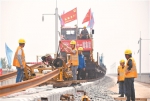 23日，建设者在徐州市贾汪区大湖村后马庄特大桥上铺钢轨。 郑绪军摄视觉江苏网供图 - 新浪江苏