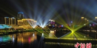 图为大运河上灯光璀璨，展现美轮美奂诗意运河。　孟德龙 摄 - 江苏新闻网