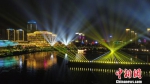 图为大运河上灯光璀璨，展现美轮美奂诗意运河。　孟德龙 摄 - 江苏新闻网