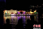 图为花船巡游，大运河上呈现火树银花不夜天的景象。　孟德龙 摄 - 江苏新闻网