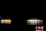 图为花船巡游，大运河上呈现火树银花不夜天的景象。　崔佳明 摄 - 江苏新闻网