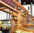 图为东道主扬州馆的6米长、高近4米金银宝船《大隋龙舟》再现古运河漕运风采。　司新利　摄 - 江苏新闻网