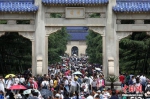 南京中山陵迎来各地民众。泱波 摄 - 江苏新闻网