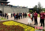 图为扬州市民日，邀百名耄耋老人游园赏景，老人们边看边称赞，有的还拿出手机拍下美景。　崔佳明　摄 - 江苏新闻网