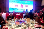 图为扬州市民日办百寿宴，邀百名耄耋老人为座上宾。　崔佳明 摄 - 江苏新闻网