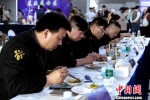 图为青年“厨神争霸”赛专家现场专业评分。　烹饪学院供图 - 江苏新闻网