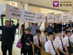 当地华人举牌抗议USAG歧视 - 新浪江苏