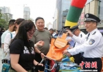 南京警方向群众宣传防范经济犯罪知识。江苏警方 供图 - 江苏新闻网
