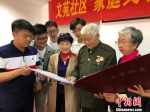 图为5月15日，扬州一社区开展“家庭文明档案”公益行动。　胡俭　摄 - 江苏新闻网