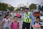 连云港民警护送小学生过马路。　何丽婷　摄 - 江苏新闻网