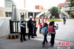 图为南京民警守护中小学校园。　江苏警方 供图 摄 - 江苏新闻网