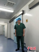 手术室外的潘医生。　受访者供图 - 江苏新闻网