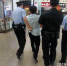 长沙铁路警方依法对涉嫌寻衅滋事的黄某行政拘留5日。长铁警方供图 - 新浪江苏